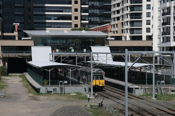 The missing platform 1 at St Leonards can be seen on the left, with the train actually on platform 2. There is a space on the far right for a platform 4. Click to enlarge. (Source: Wikimedia Commons)